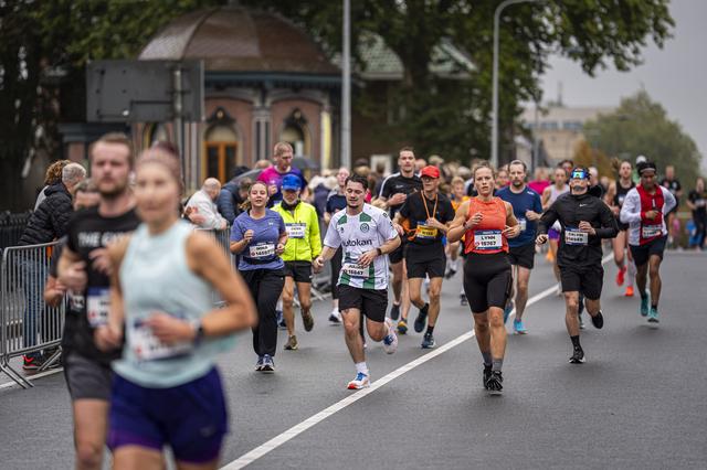 De 4 Mijl van Groningen in 2025 werd in de regen afgewerkt, maar tijdens de Marathon wordt het halfbewolkt en 21 graden.