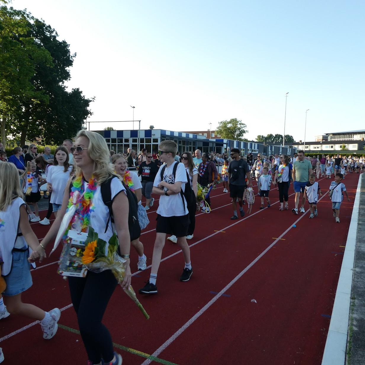 De intocht van de avondvierdaagse in Delfzijl in 2025