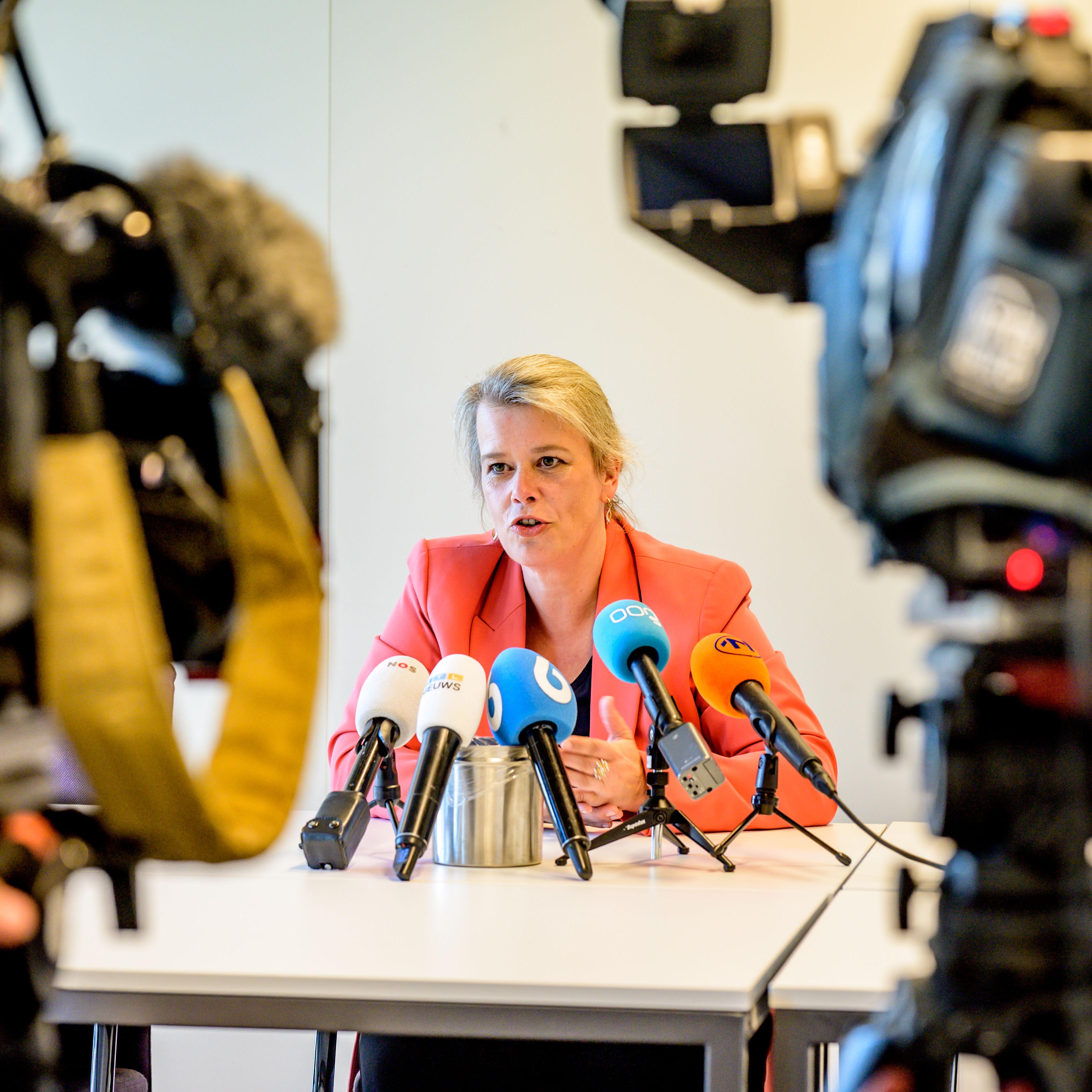 Burgemeester Kamminga staat de pers te woord over de doden in Meerstad.