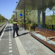 Een politieagente bekijkt de vernielingen op station Delfzijl West.