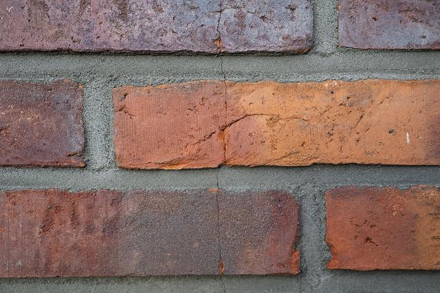 Steenstrips barsten spontaan van de gevels en schimmel staat op de binnenmuren, maar bewoners van versterkingshuizen in aardbevingsgebied hebben geen zicht op herstel.