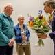 Nelly Olthof- vd Vinne en haar man worden gefeliciteerd door burgemeester Ard van der Tuuk.