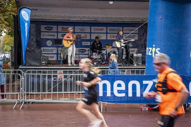 Langs het parcours staan veel bands en dj's.