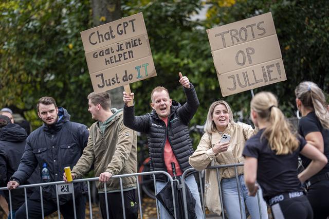 Toeschouwers moedigen de renners aan.