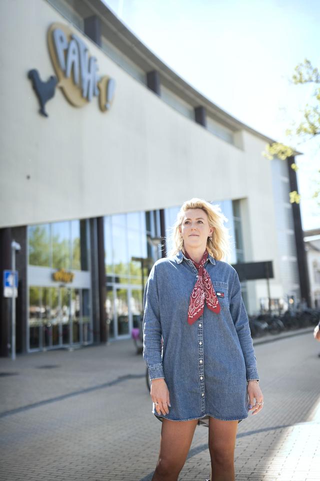 Manouk Steur voor Pathé aan het Zuiderdiep.