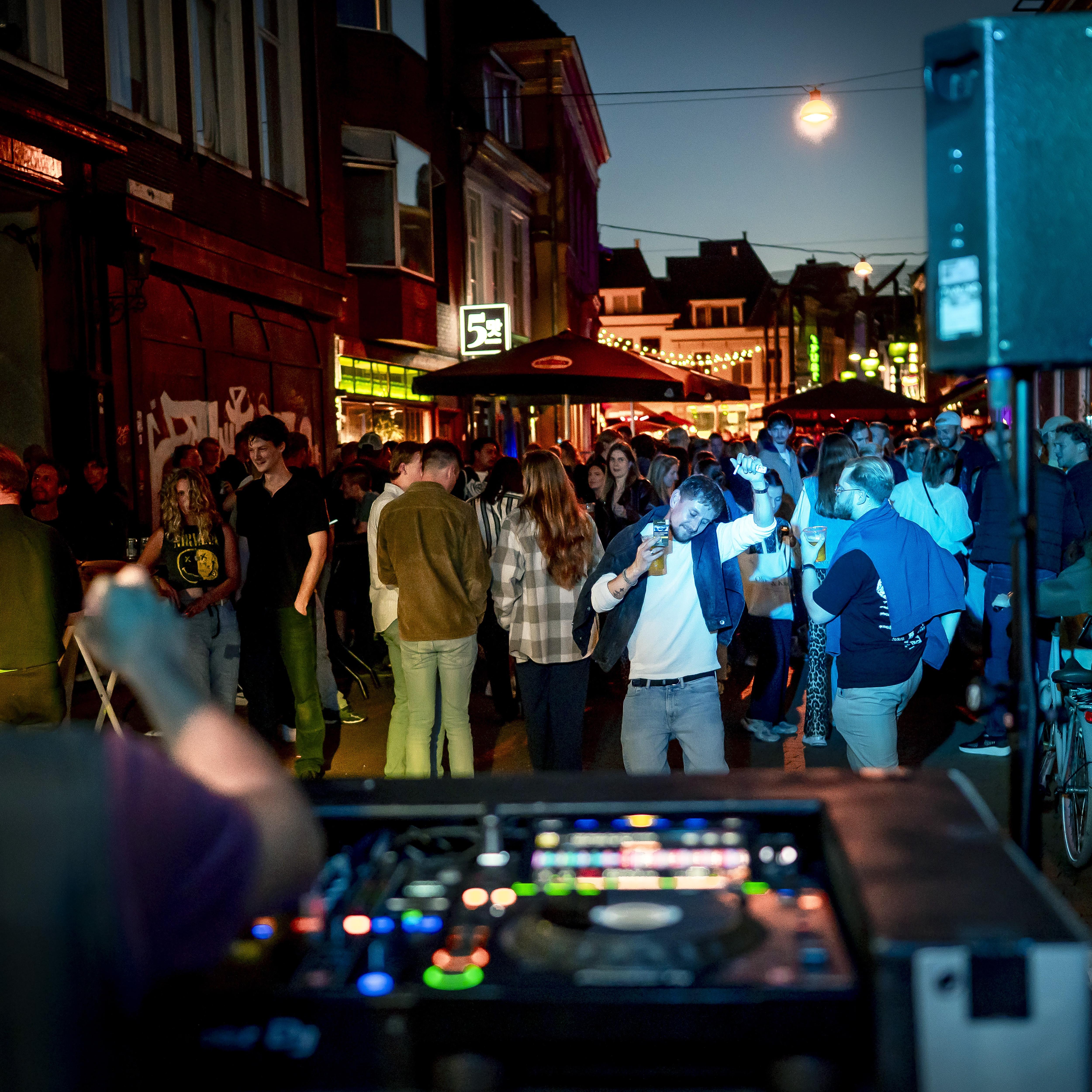 Nieuw tijdens Groningens Ontzet in 2025: feest in de Poelestraat.