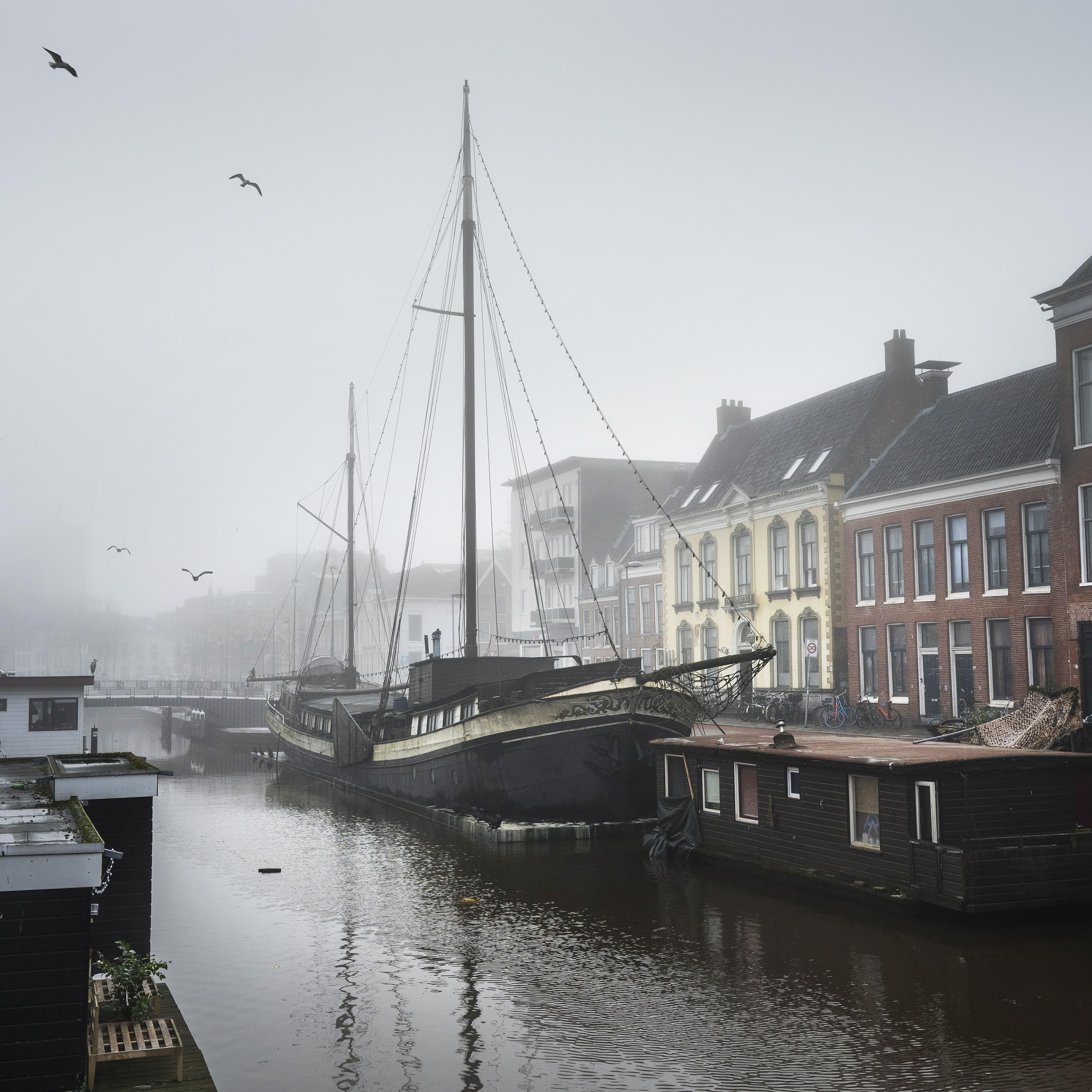 Het voormalige Pannekoekschip en de twee woonboten (rechts) zouden plaats moeten maken om een mooie kade te realiseren.