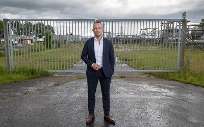 Tweede Kamerlid Daniël van den Berg van JA21 bij een toegangspoort voor het gesloten gasveld bij Tjuchem.