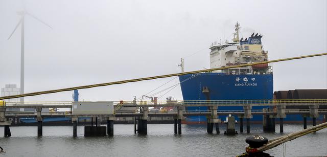 Dit Chinese schip lag in november pal naast het Amerikaans vrachtschip met legermateriaal in de Eemshaven. Marineduikers controleerden rond het schip op spionage-apparatuur.