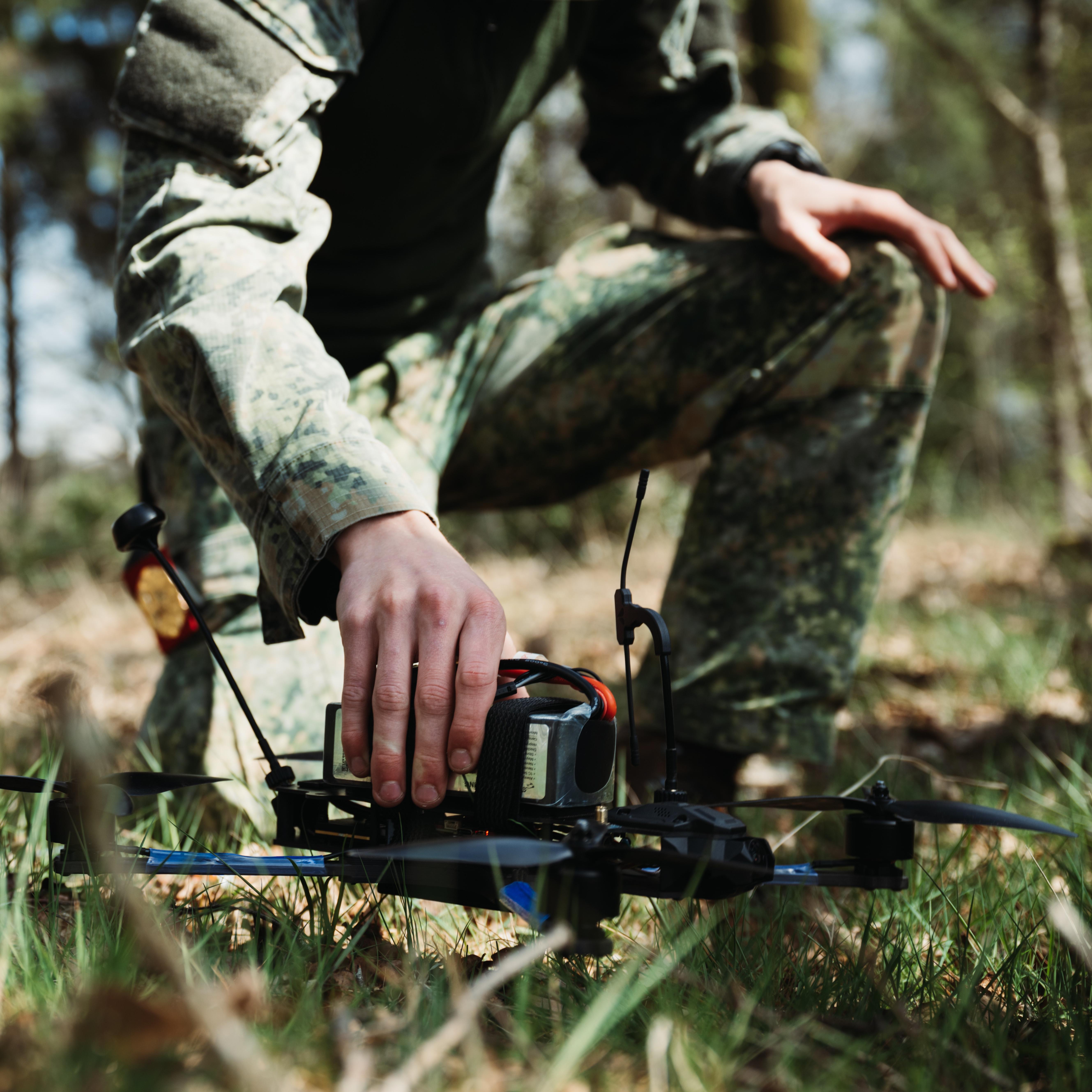 Ter illustratie: een militair zet een drone klaar voor een aanval.