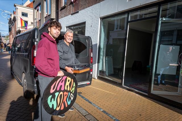 Wilco de Bruin en zijn zoon Dylan openen nieuwe platenzaak Variaworld in de Folkingestraat.