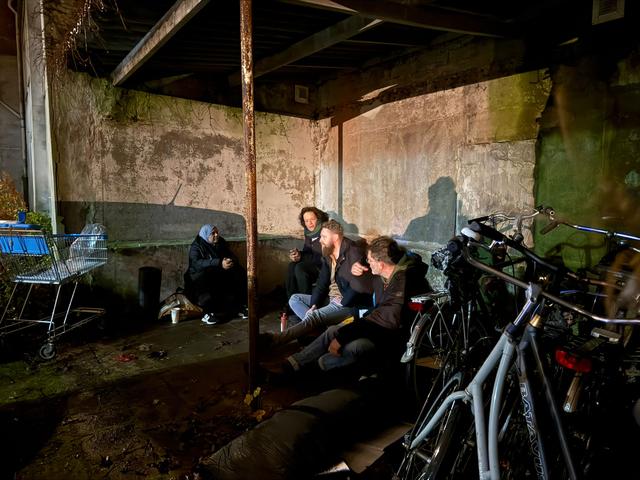 Hulpverleners slapen op straat om geld in te zamelen voor sheltersuits.