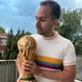 Daniel Chavarrìa uit Colombia woont in Groningen en weet hoe het is om de wereldbeker vast te houden.