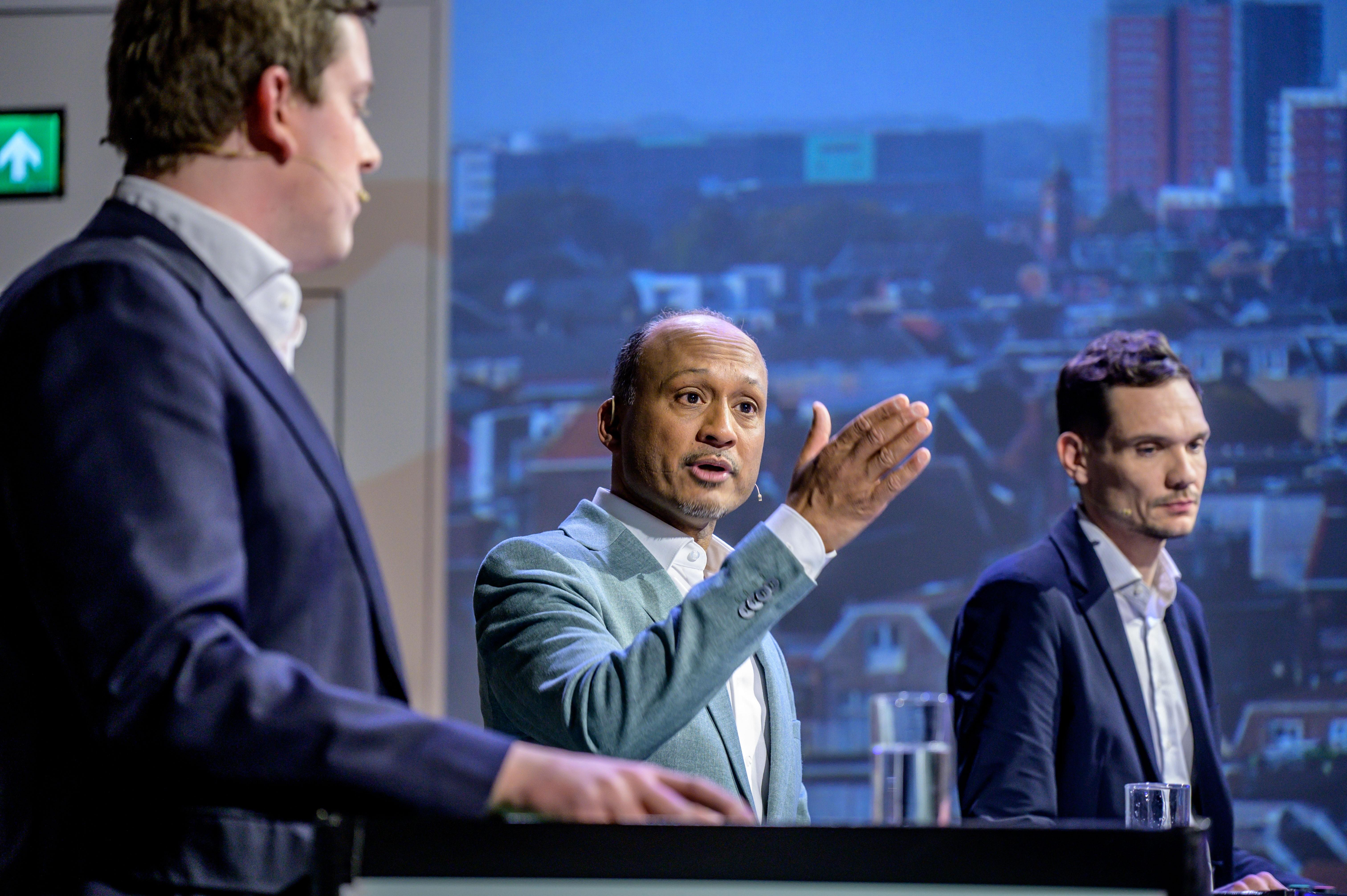 D66-voorman Jim Lo-A-Njoe (midden) en Rik Heiner (links) van de VVD.