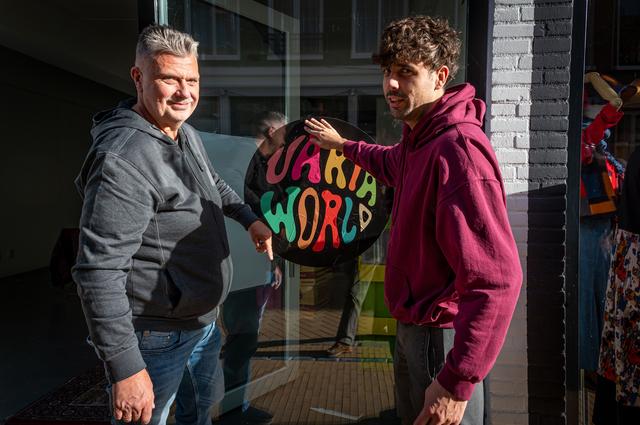 Wilco de Bruin en zijn zoon Dylan openen nieuwe platenzaak Variaworld in de Folkingestraat.