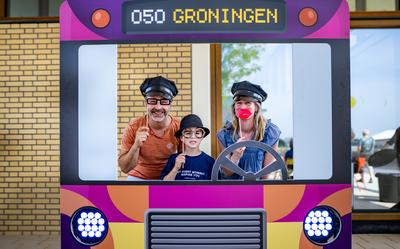 Ricardo, Hugo en Esther namen een kijkje bij de opening van het nieuwe busstation.