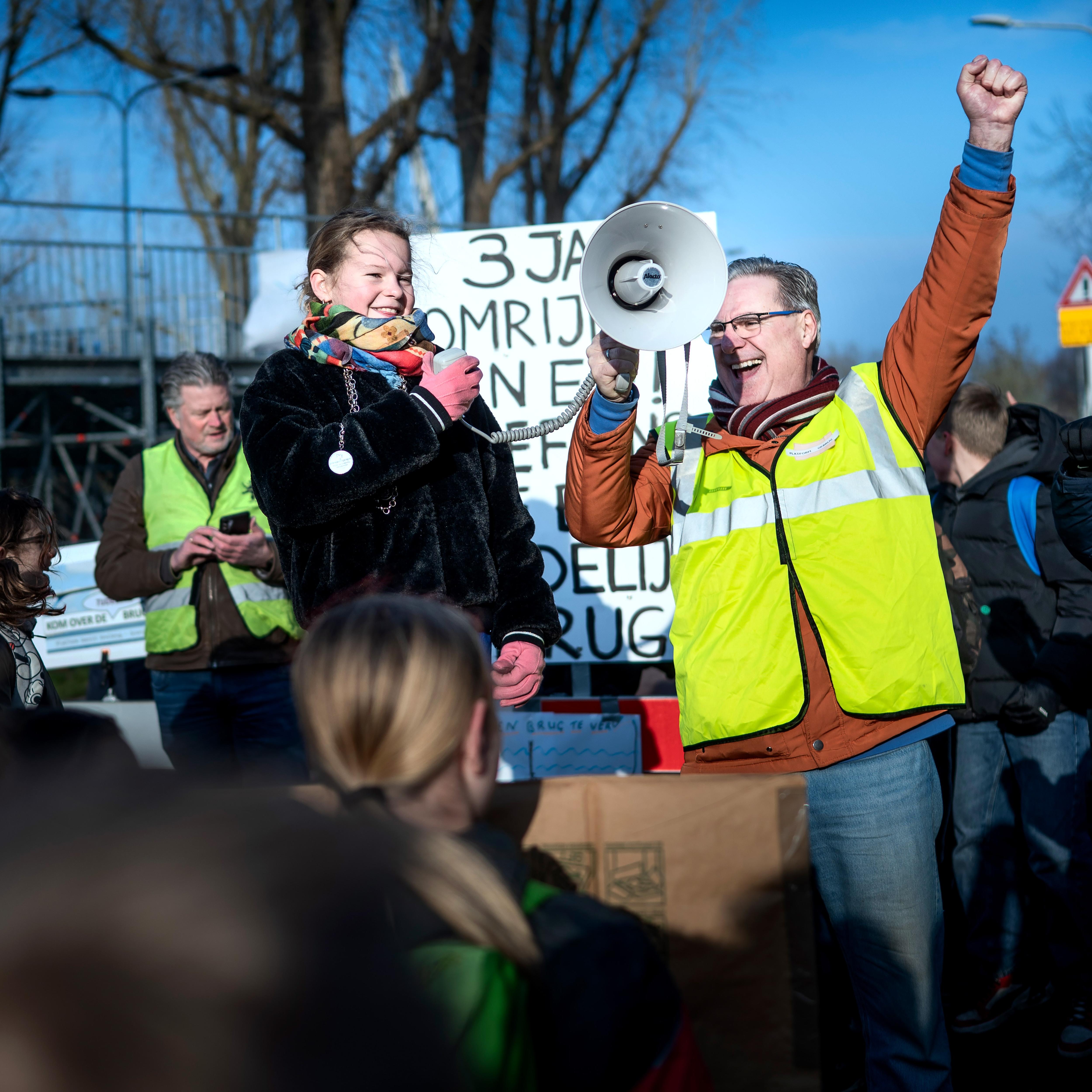 Chris van Malkenhorst (met hesje) en de kinderburgermeester eerder dit jaar tijdens het protest en het pleidooi voor de tijdelijke Gerrit Krolbrug.