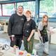 Marijn en Romy leren kinderen hoe ze mooie afbeeldingen kunnen maken met spuitbussen.