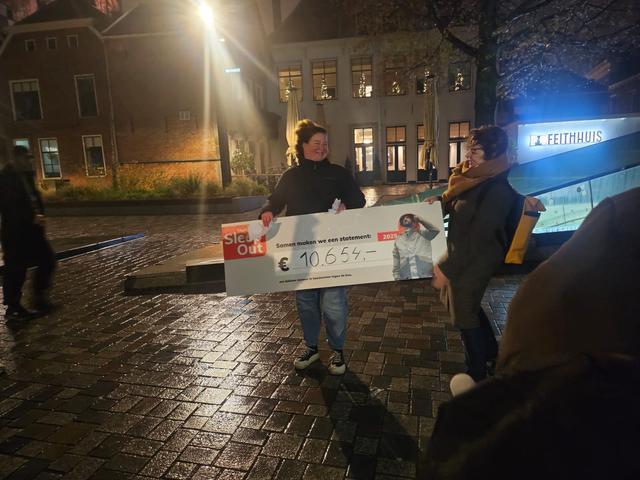 De cheque van 10.654 euro uitgereikt op de Nieuwe Markt.