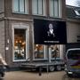 Bij het dovencafé Luhu staat een scherm met het liedje 'Imagine' in gebarentaal.