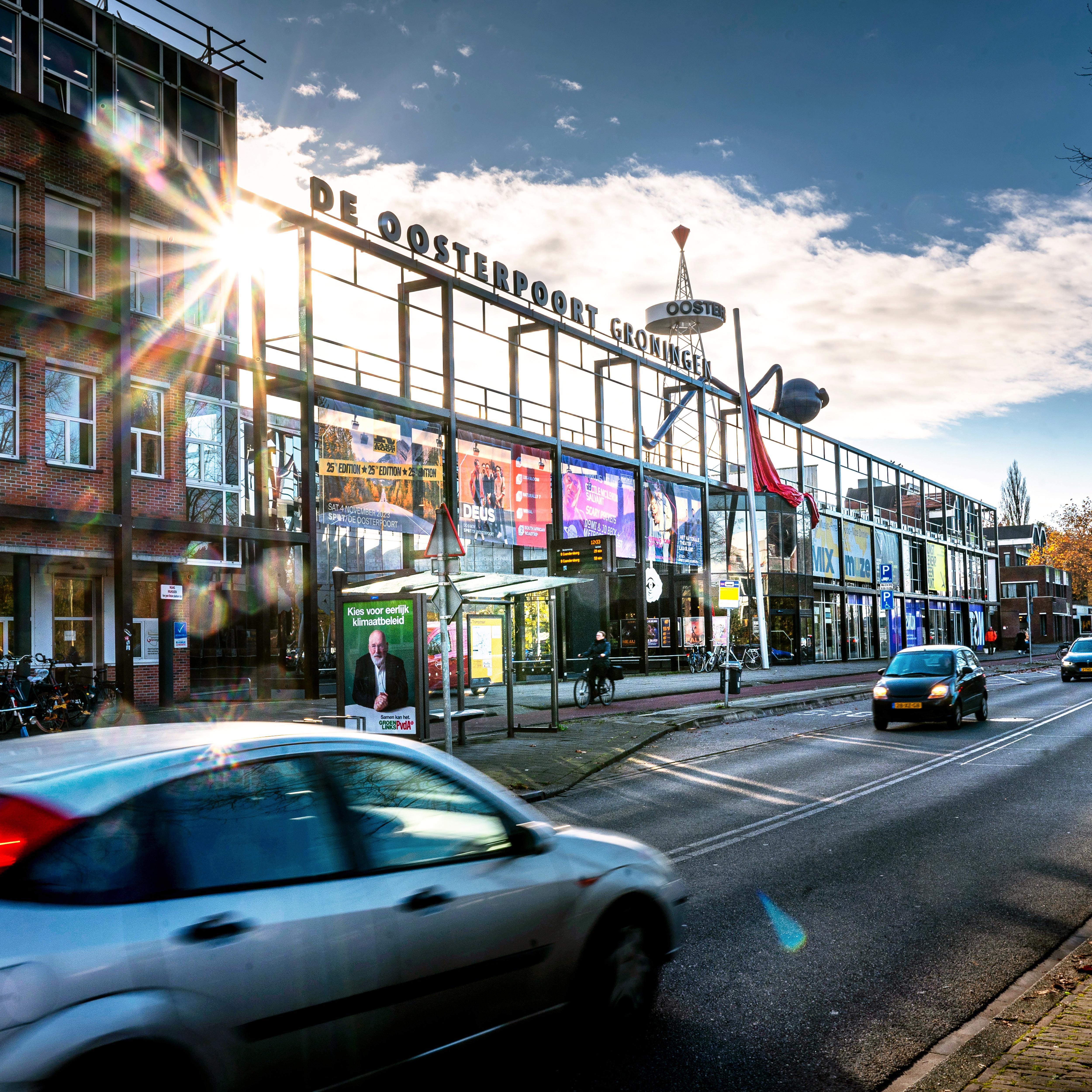 De gemeente Groningen komt terug op het plan om een popzaal bij het Hoofdstation te bouwen. Alles komt toch bij De Oosterpoort.
