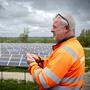 Site manager Almar Kuchlein (52) van Novar laat de zonnecollectoren van het zonnethermiepark zien.