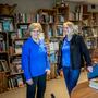Dorpswinkel Sauwerd. Rensina Gruis (l) en Hilda Koenes. Foto: Geert Job Sevink
