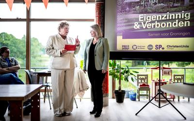 Formateur Ineke van Gent overhandigt het coalitieakkoord aan burgemeester Roelien Kamminga.