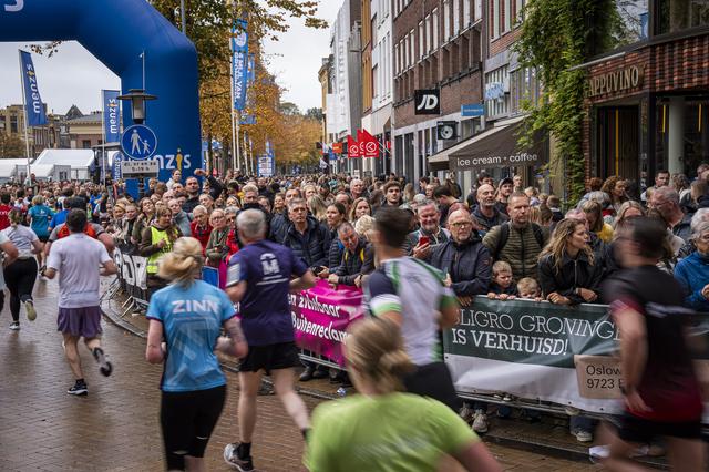 Duizenden renners passeren zondag de Vismarkt.