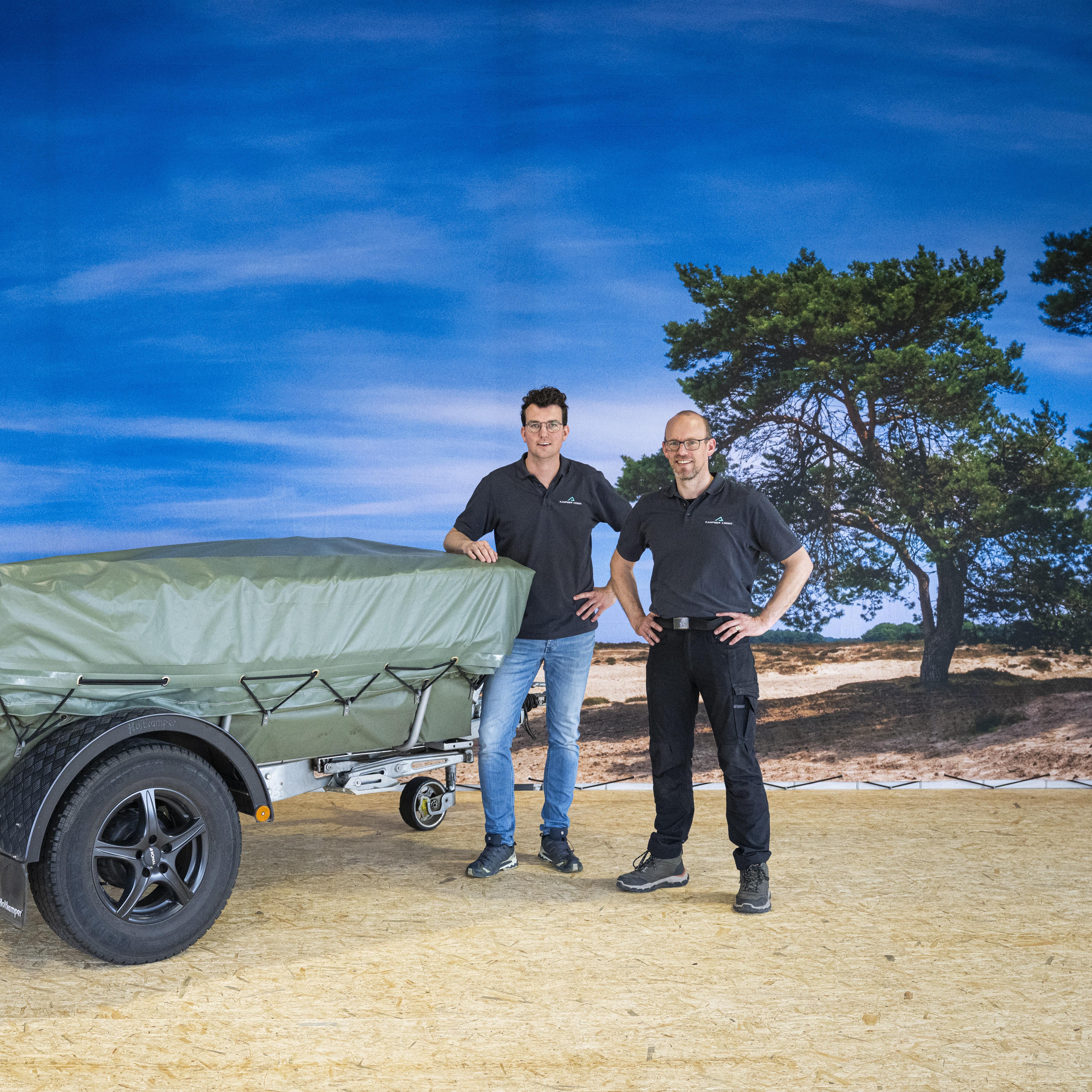 Wouter Dubbelaar (links) en Bas Bronsema van Kampeer Assen hebben in de showroom een enorm doek met een foto van het Ballooërveld.