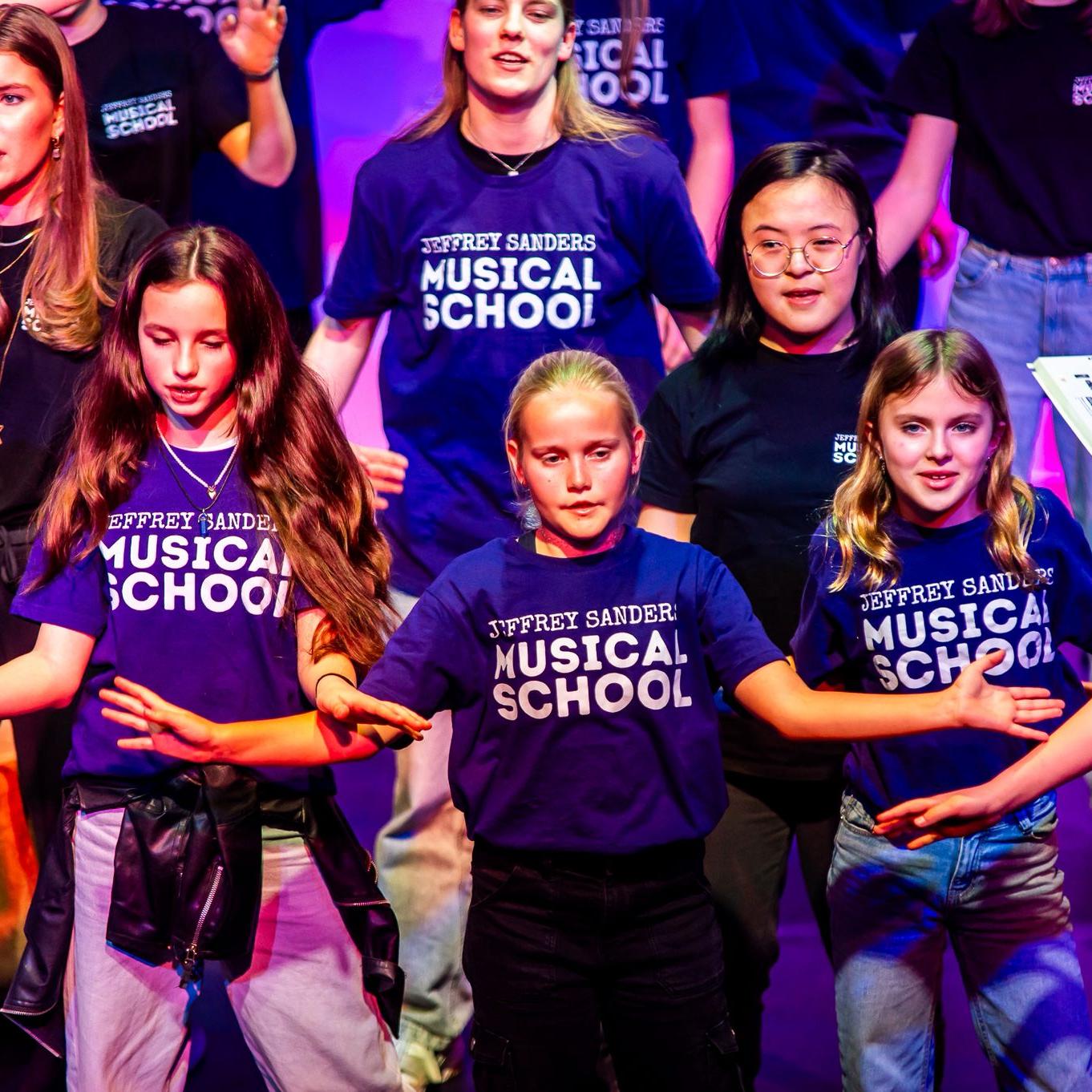 Kinderen tijdens een optreden van de Jeffrey Sanders Musicalschool