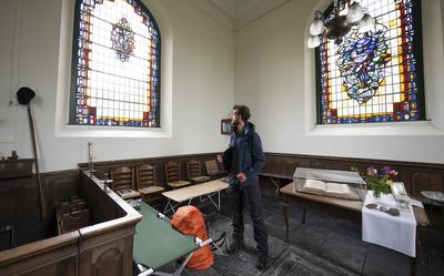 Ruben Hoekstra slaapt onder de glas-in-loodramen.