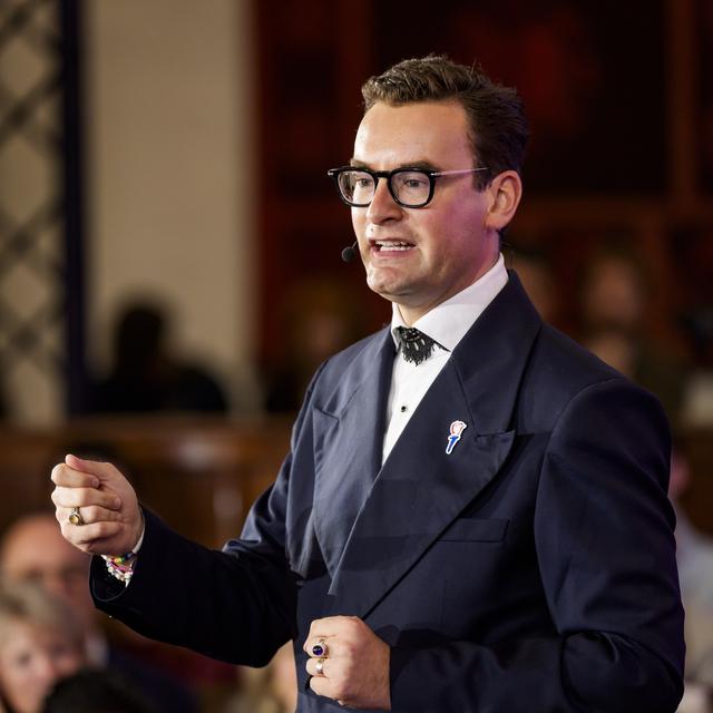 Splinter Chabot hield onlangs de 5 mei-lezing en opent de nieuwe kunstbeurs ArtOranje in Groningen.