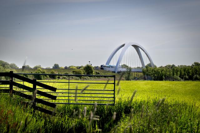 Op deze weidegrond bij Noordhorn, onder de rook van de Bert Swartbrug, komen volgens de plannen een zonnepark en een dorpsommetje.