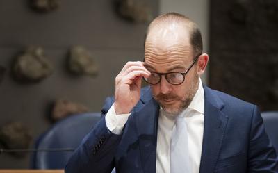 Minister Bart van den Brink van Asiel en Migratie tijdens een tweeminutendebat over de situatie op de buslijnen in Ter Apel.