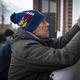 Actievoerders in Warffum hangen spandoeken op als protest tegen de gaswinning bij hun dorp.