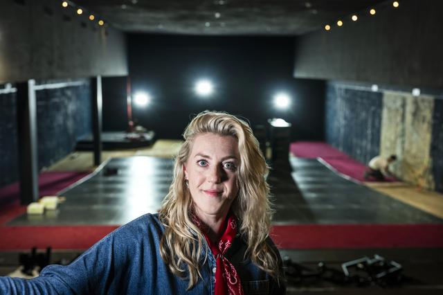 Theatermanager Manouk Steur in een leeg getrokken bioscoopzaal.