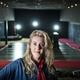 Theatermanager Manouk Steur in een leeg getrokken bioscoopzaal.