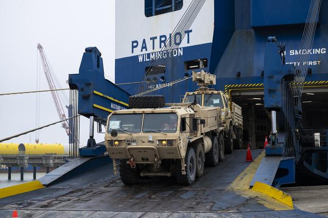 De Eemshaven wordt gebruikt voor aan- en afvoer van NAVO-legermaterieel. In november werd een Amerikaans transportschip met voertuigen gelost.