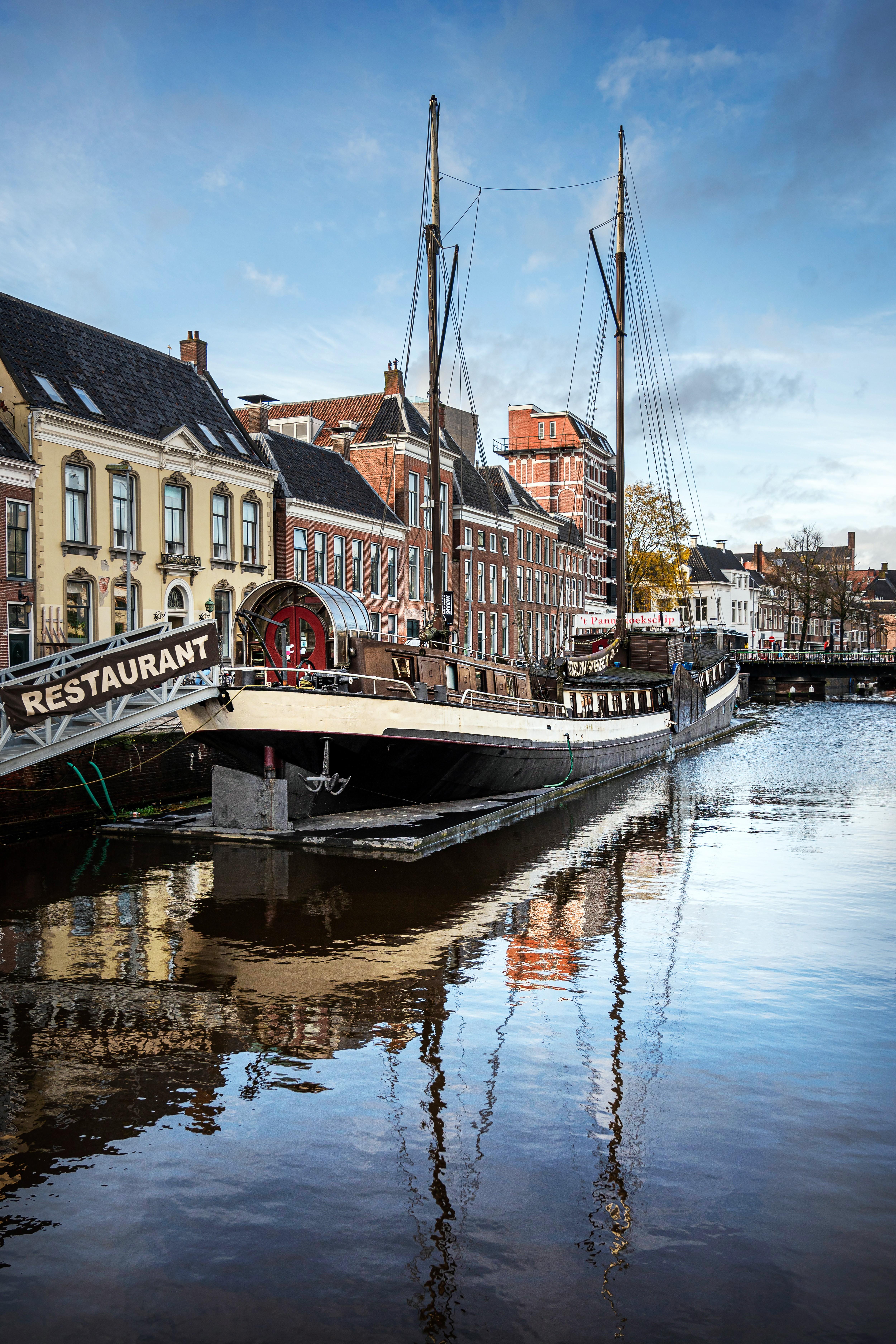Het voormalige pannenkoekschip, De Verandering uit 1910.