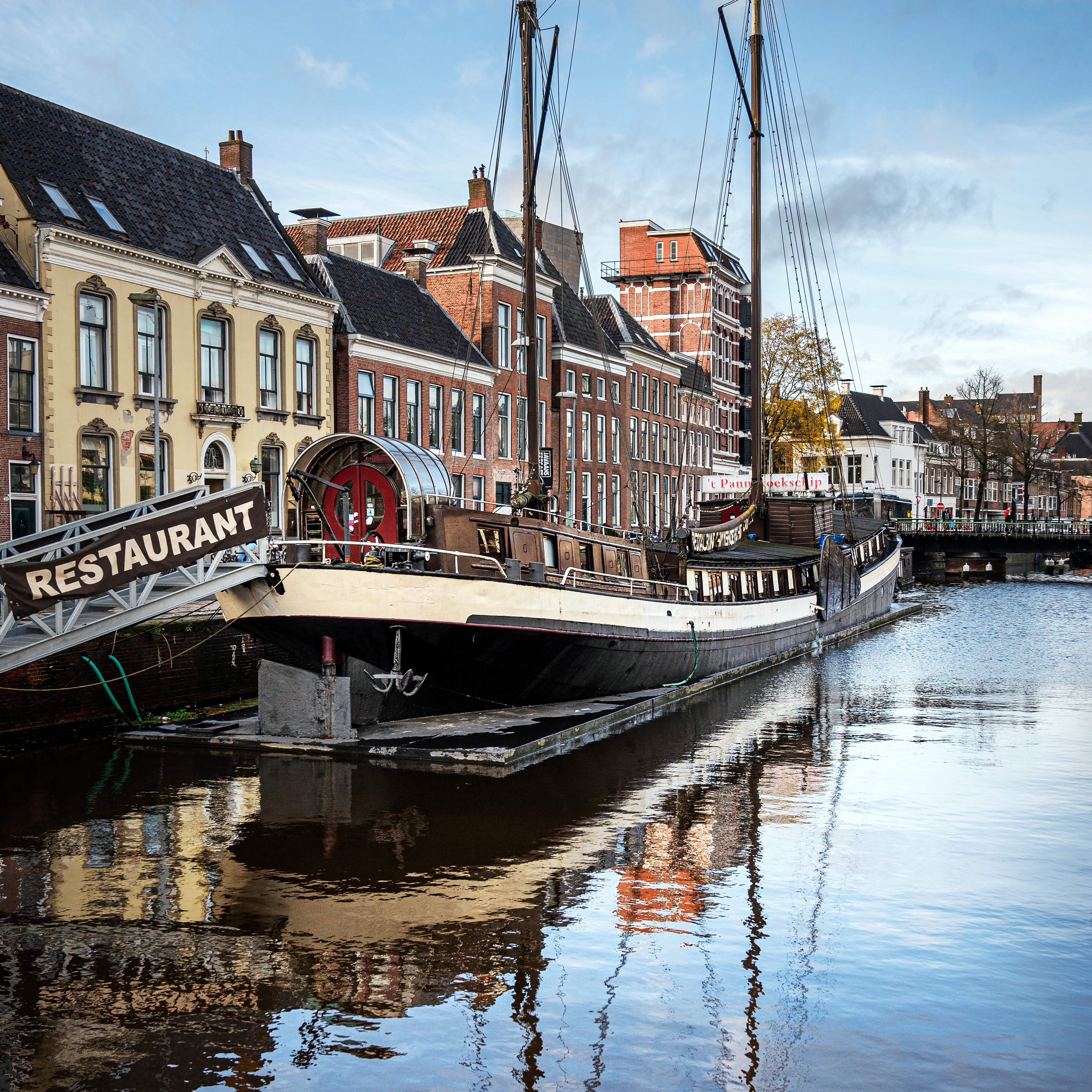 Het voormalige pannenkoekschip, De Verandering uit 1910.