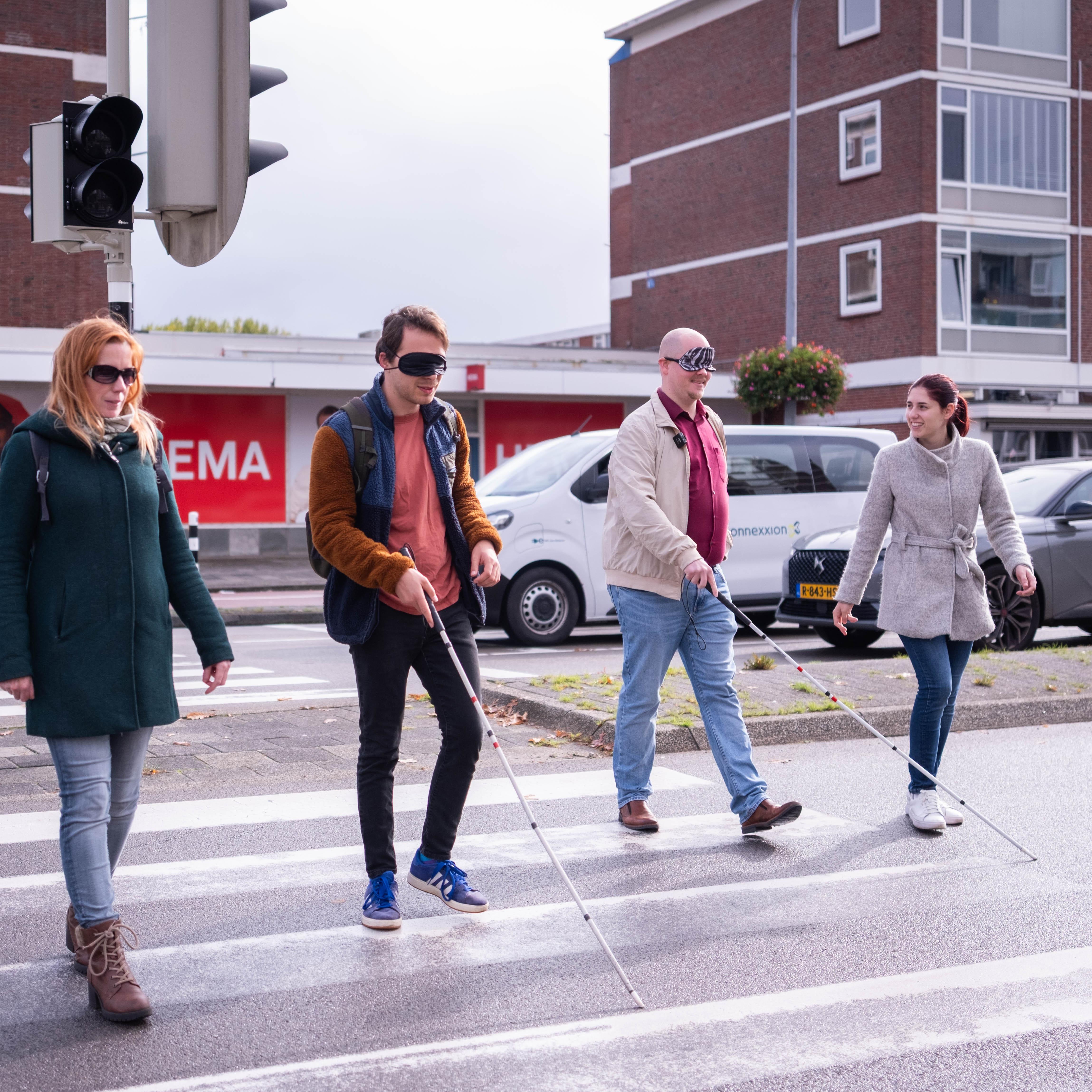 SP-raadslid Hans de Waard en woordvoerder van de Partij voor het Noorden Matthijs Hekert ondervinden hoe het is om over te steken zonder zicht en hoe vervelend het is als rateltikkers niet werken.