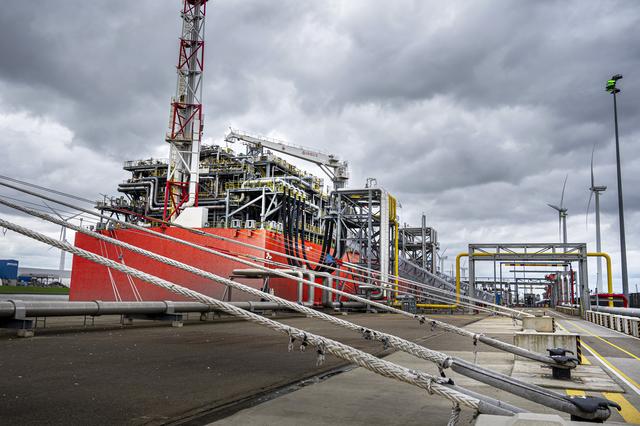 De LNG-terminal in de Eemshaven voorziet een kwart van Nederland van gas.