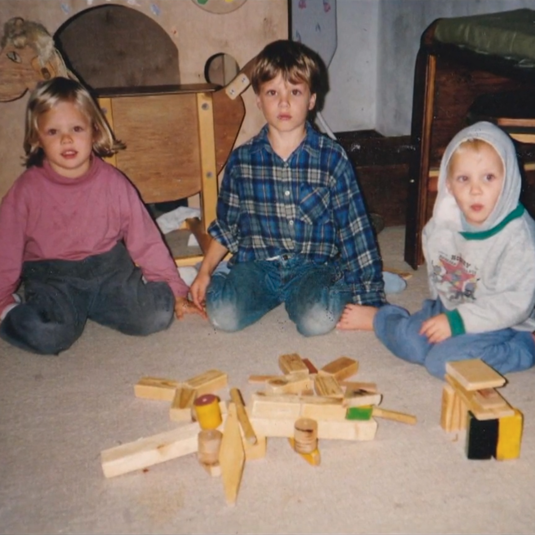 Een jeugdfoto van de drie oudste kinderen van Gerrit Jan van D. Beeld: 'De kinderen van Ruinerwold'