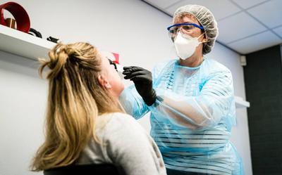 Een vrouw ondergaat een coronatest.