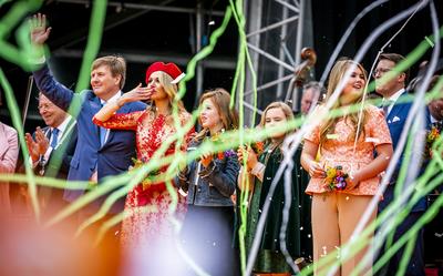 De koning en zijn gezin bedankten Groningen op de Vismarkt voor een fantastische dag. Foto: ANP