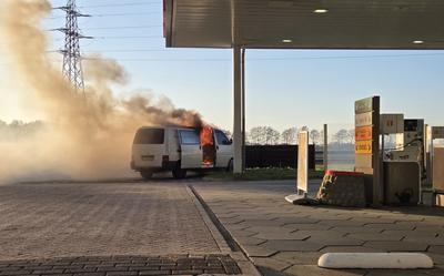 Een busje vloog dinsdagavond in brand bij een tankstation langs de A28 in Assen.