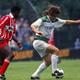 Milko Djurovski van FC Groningen duelleert in 1991 met Jerry de Jong van PSV. De Eindhovenaren winnen met 4-1.