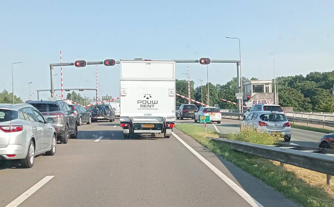 Storing op de Driebondsbrug.