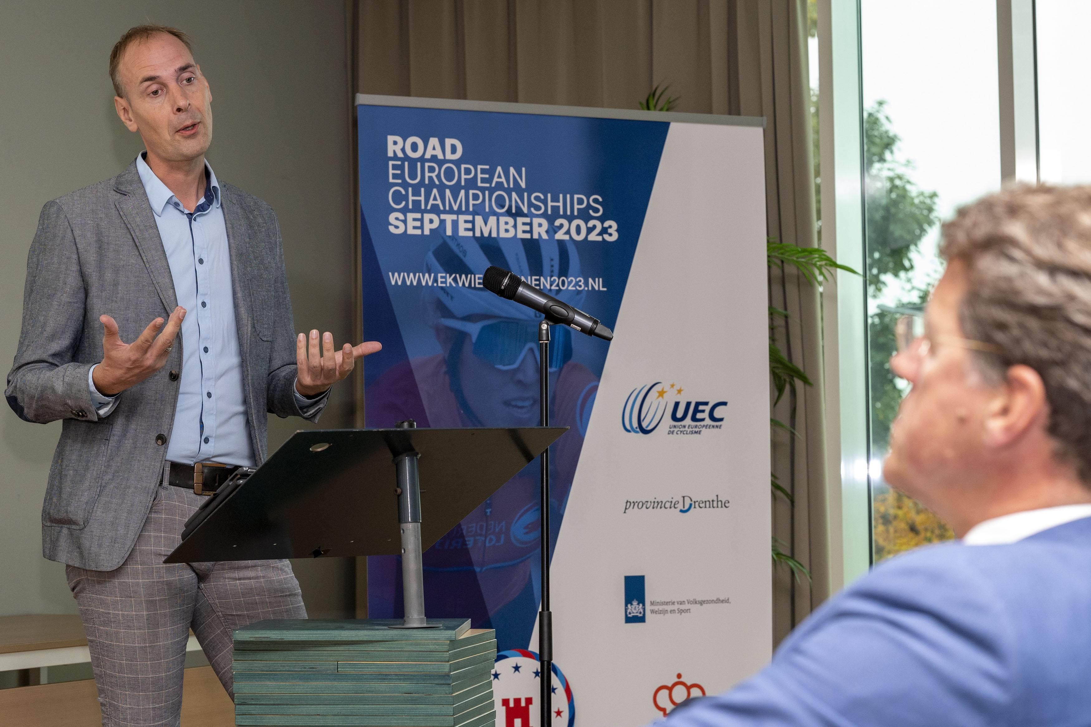 Thijs Rondhuis (links) presenteert in 2022 het EK-parcours. Rechts Eric van Oosterhout, de burgemeester van Emmen.